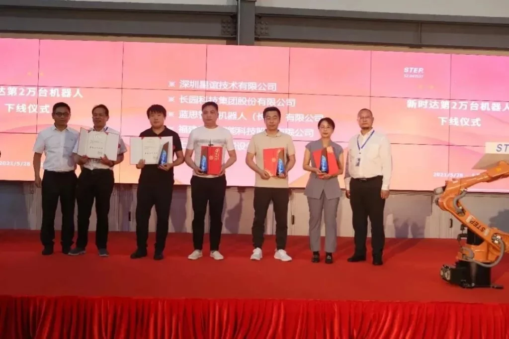 Xuất xưởng 20.000 robot Step